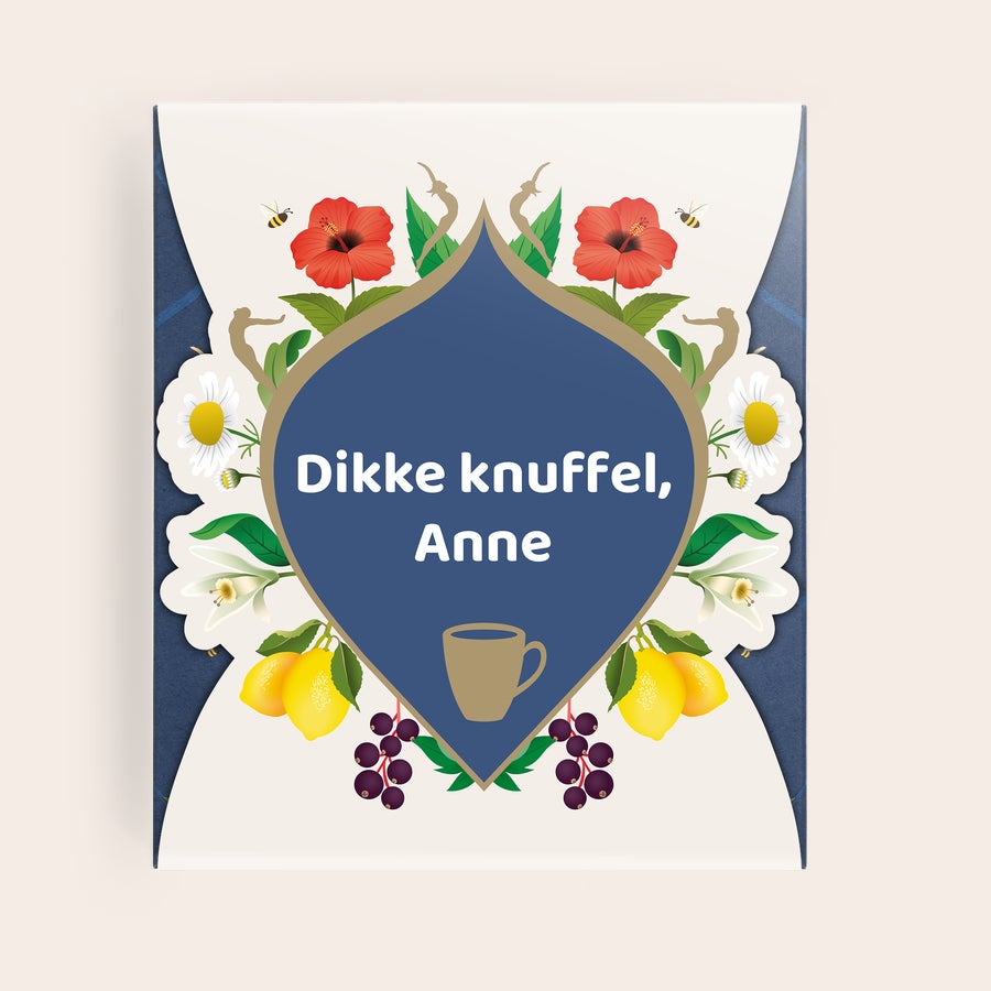 Pukka thee personaliseren Gepersonaliseerde theedoos met bloemen en fruit, bedrukt met de tekst Dikke knuffel, Anne, voor thee met een glimlach.