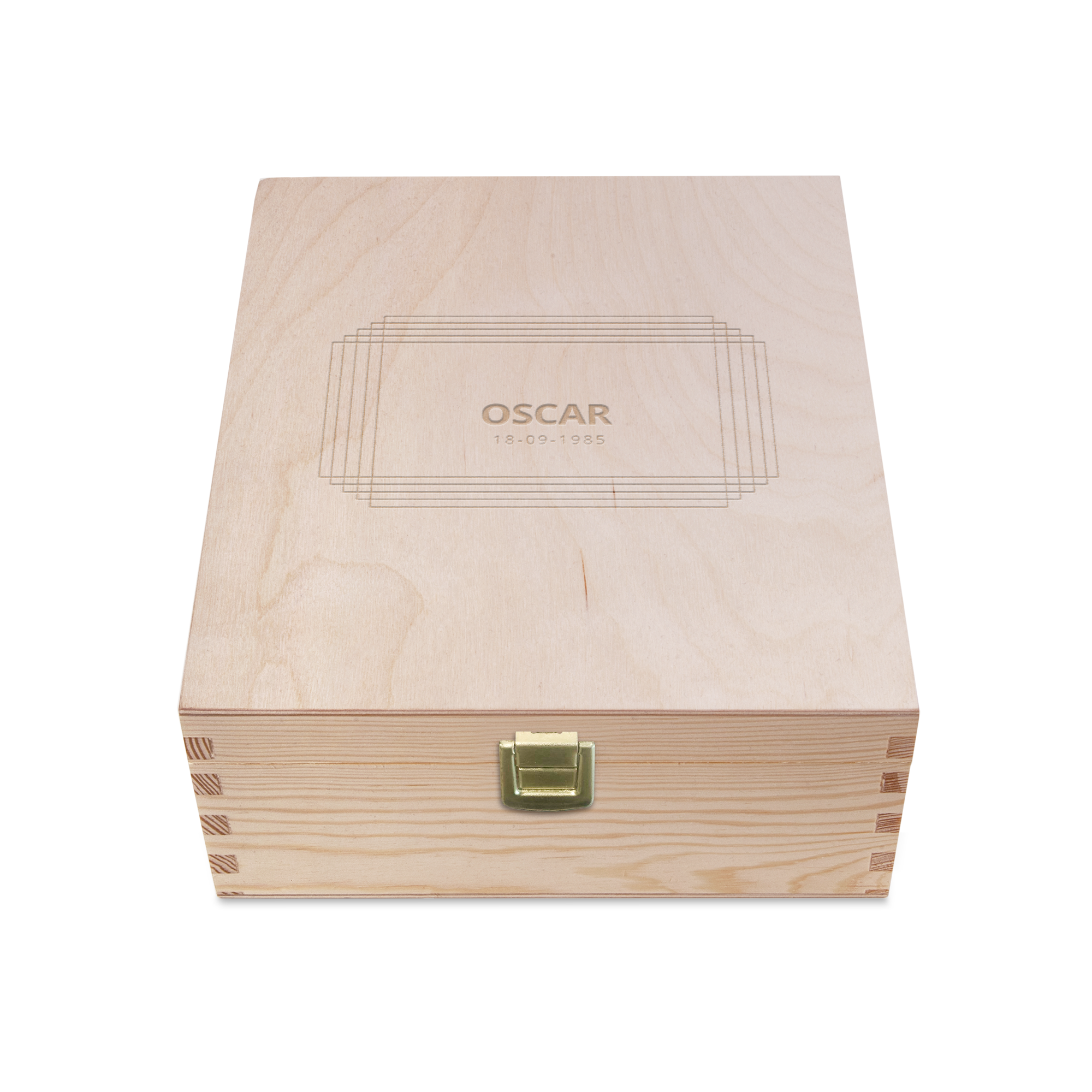 Luxurious engraved tea box made from light wood, personalized with the name OSCAR and a date.