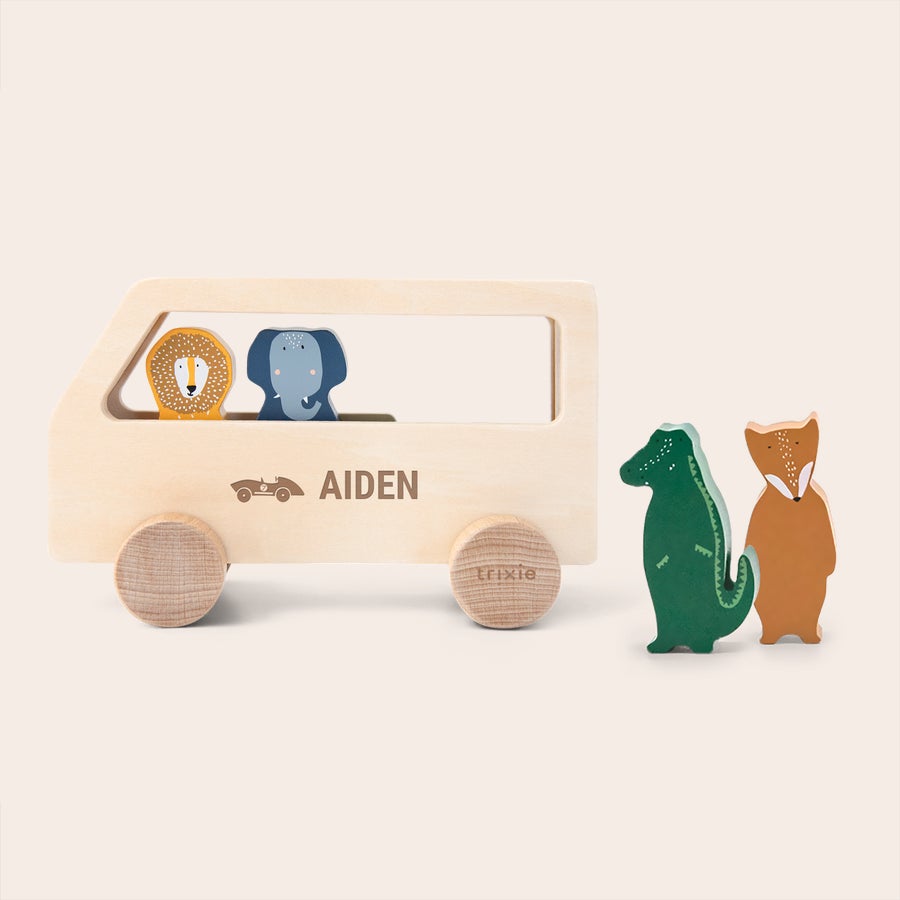 Autobuz personalizat pentru animale din lemn - Trixie Autobuz personalizat pentru animale, din lemn, cu gravura Aiden si figurine leu si elefant.