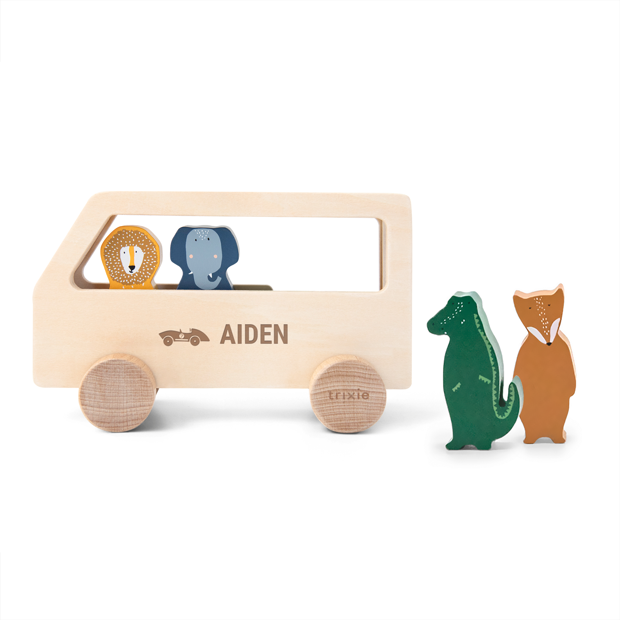 Dřevěný autobus se zvířátky, gravírovaný jménem Aiden, se lvem a slonem uvnitř a krokodýlem a liškou venku.