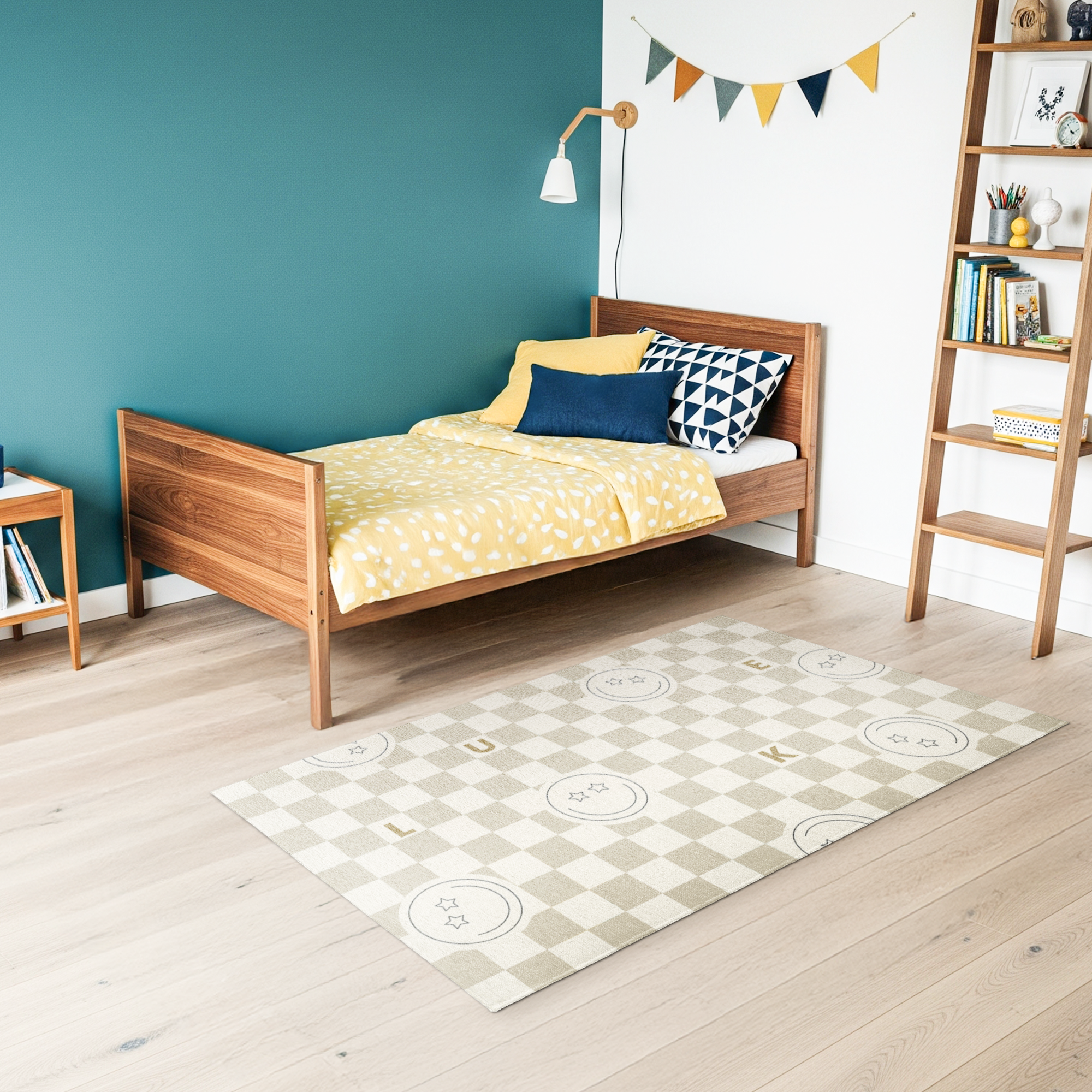 Speelkleed met geblokt patroon in beige en wit, geprint met de naam "LUK" en sterren.