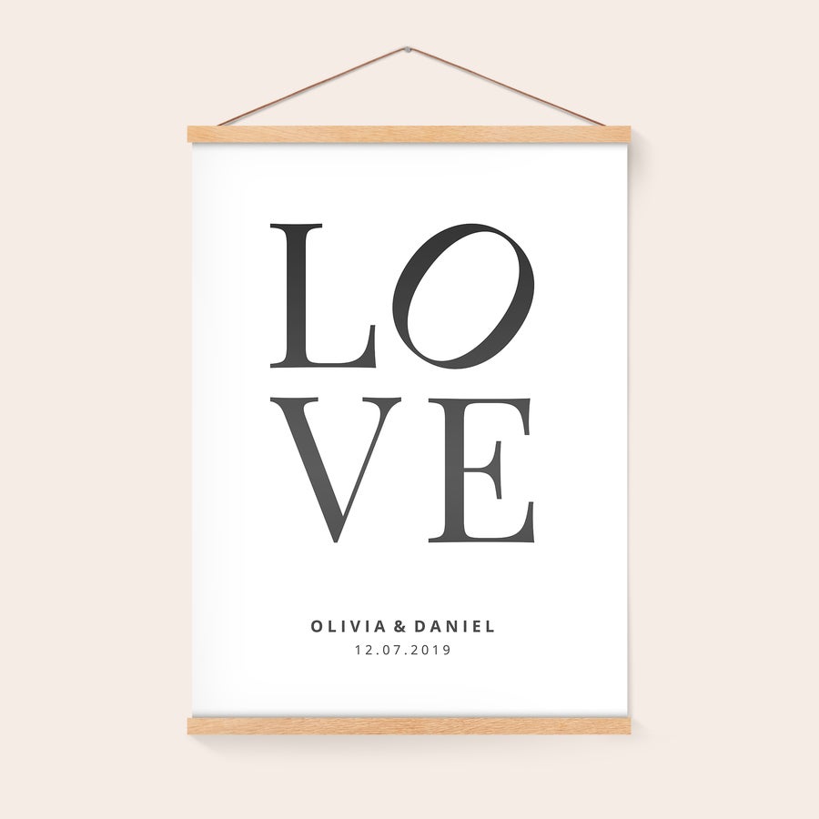 Poster personnalisé avec porte-affiche Affiche murale personnalisée LOVE avec les noms Olivia & Daniel et la date 12.07.2019, fixée par un porte-affiche magnétique en bois de chêne.