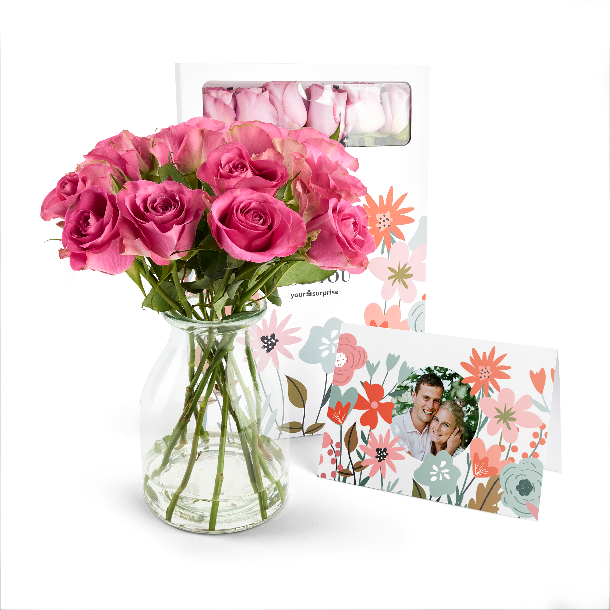 Verschicke echte Briefkastenblumen: rosa Rosen in Vase mit personalisierter Karte mit Foto des Paares