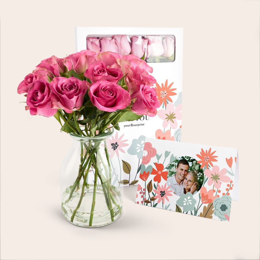 Brievenbusbloemen: rozen Roze brievenbusbloemen in vaas met gepersonaliseerde fotokaart met stel en bloemendesign