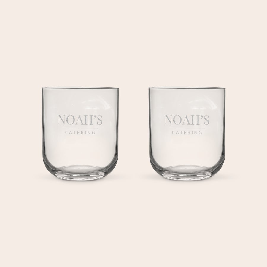 Vasos de agua personalizados Dos vasos de agua personalizados grabados con el nombre "Noah's Catering" en letras grandes.