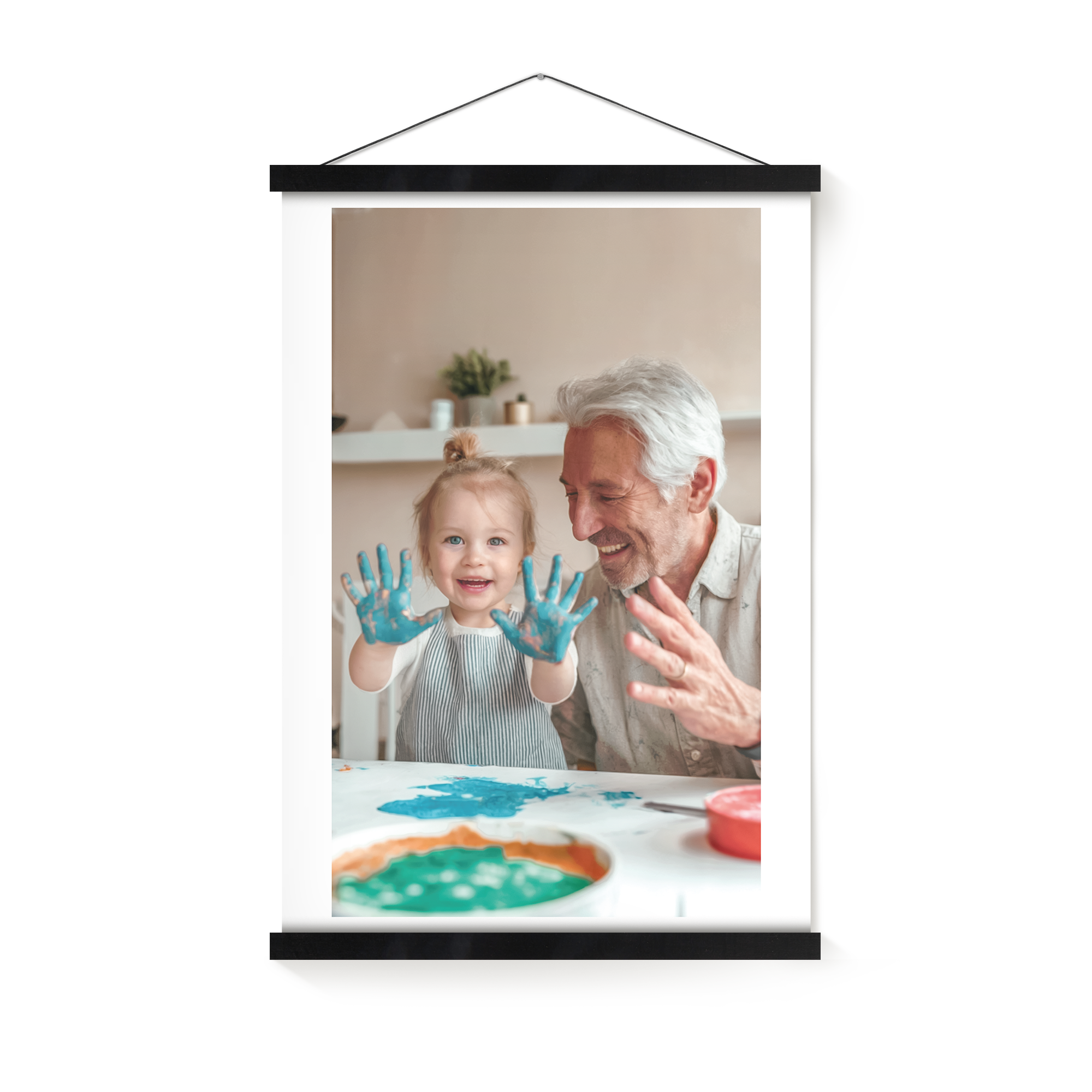 Fotoposter met een magnetische posterhanger, gepersonaliseerd met een foto van een lachende baby met blauwe verf op haar handen, naast een man