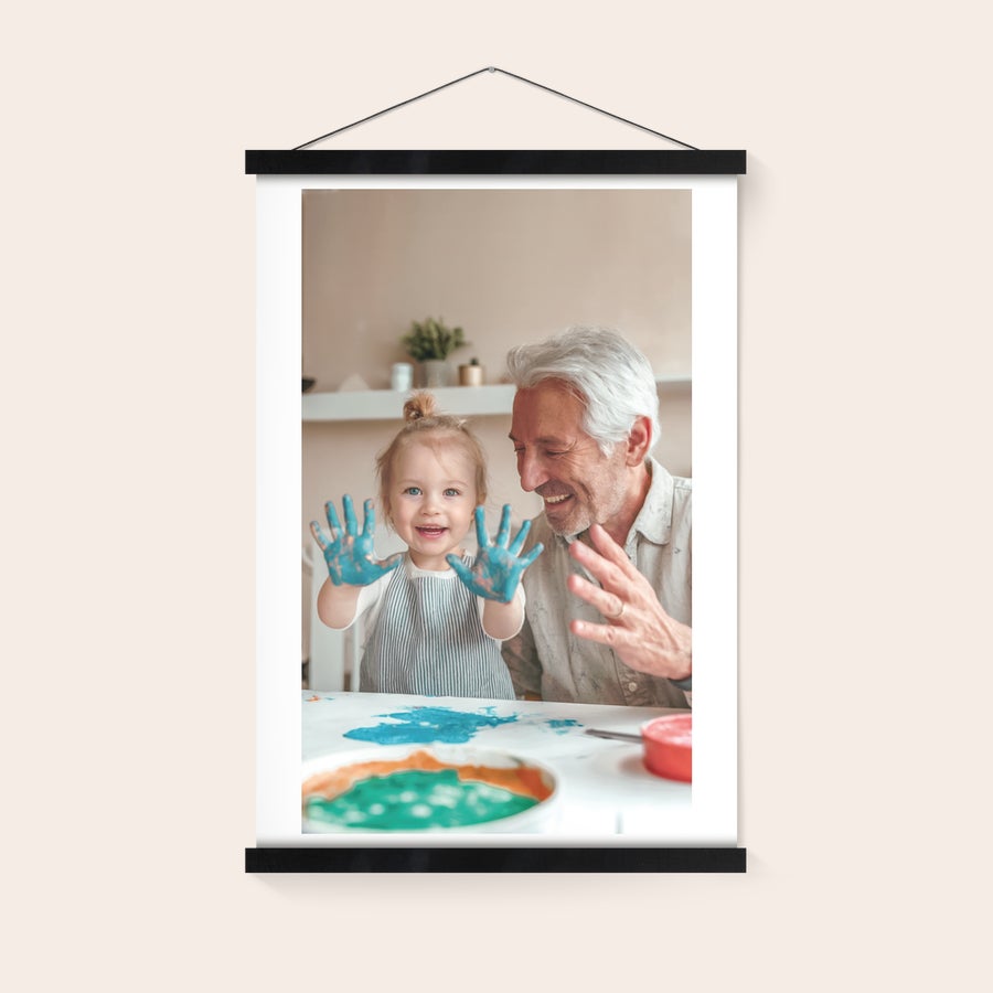 Poster  Personalizzato con Cornice da Appendere Poster personalizzato con foto stampata di un nonno e una bambina che dipingono, su barre di legno nero, pronto per appendere la vostra foto più bella alla parete