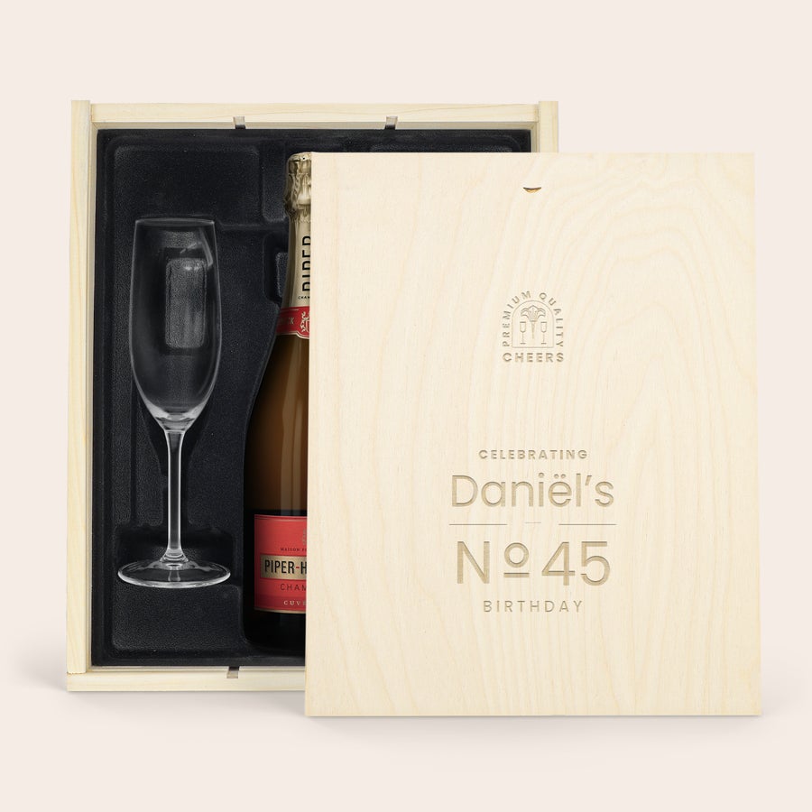 Piper Heidsieck Brut pezsgő ajándékkészlet pohárral Piper Brut pezsgő szett gravírozott fadobozban egy pohárral és Daniel 45. születésnapi felirattal.