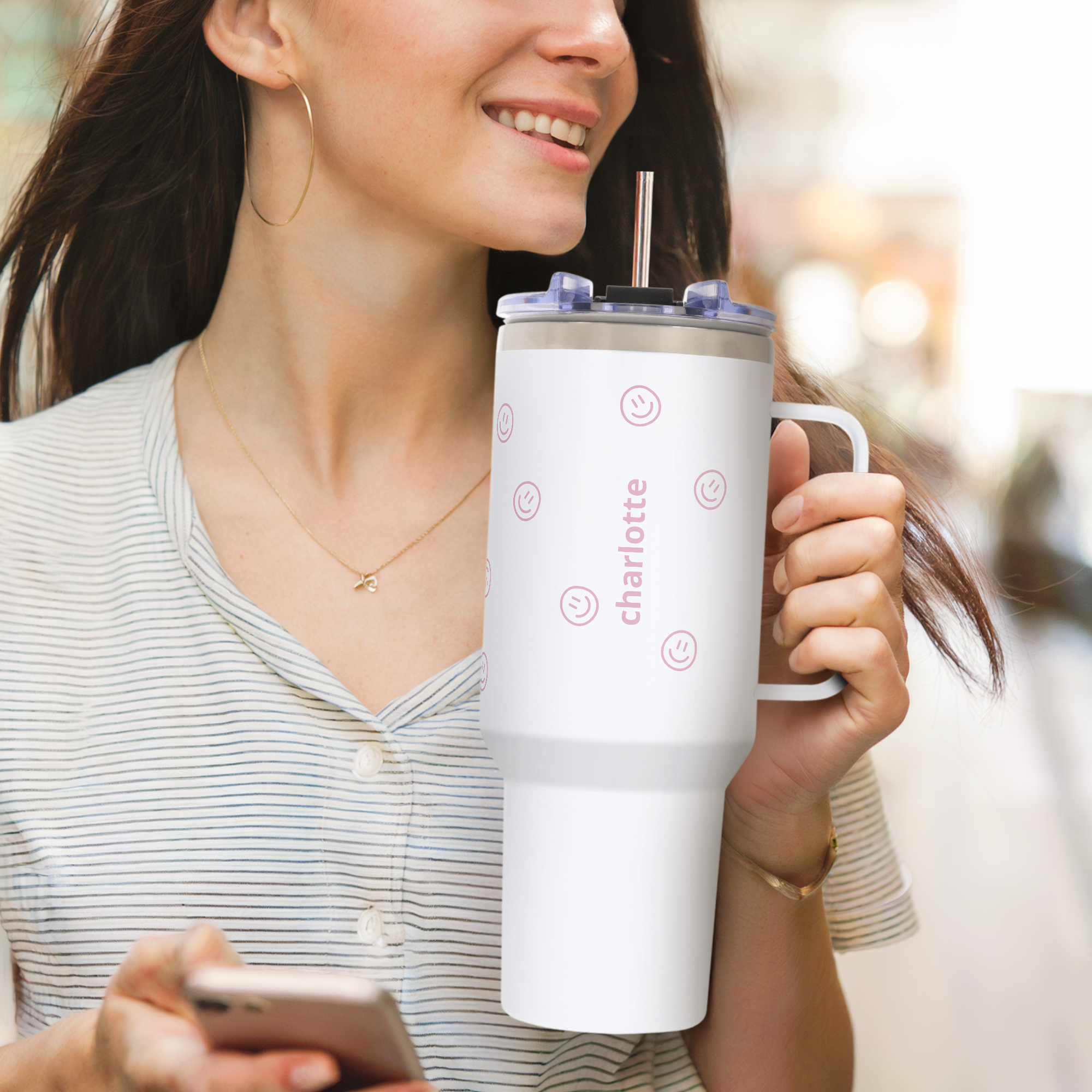 Weißer personalisierter 1,2 Liter-Tumbler mit Strohhalm, bedruckt mit dem Namen Charlotte und rosa Smileys