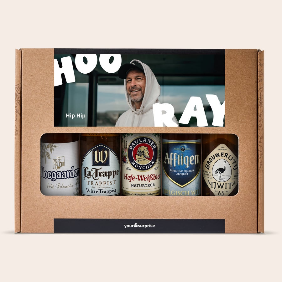 Set cadou bere Set cadou personalizat pentru bere cu cinci beri Weizen, cutie cu fotografie imprimată color și text "Hip Hip Hoo Ray"