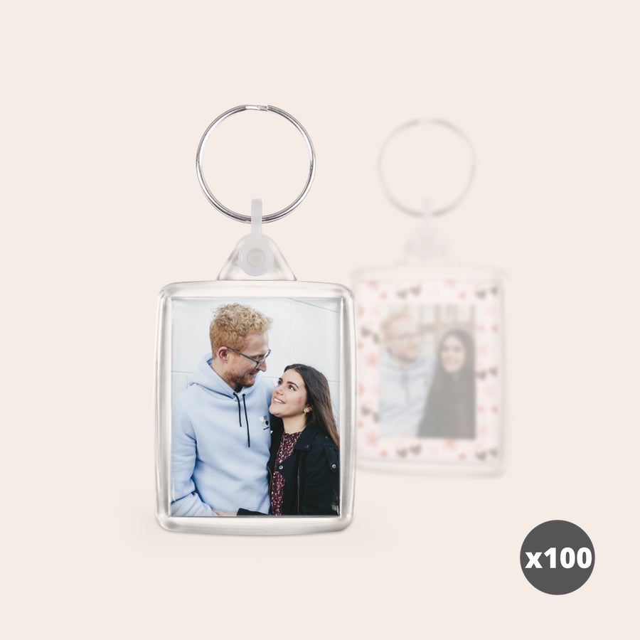 Breloc personalizat - Acrilic Set de 100 brelocuri personalizate cu imprimare foto pe ambele fețe, având un cuplu tânăr