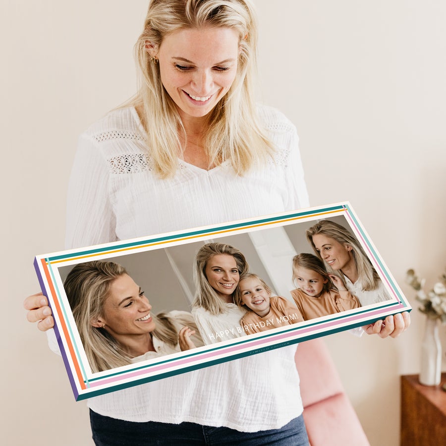 Personalizowana Mega Milka Kobieta trzyma spersonalizowaną tabliczkę czekolady XXL z nadrukowanym zdjęciem i tekstem Happy Birthday Mom