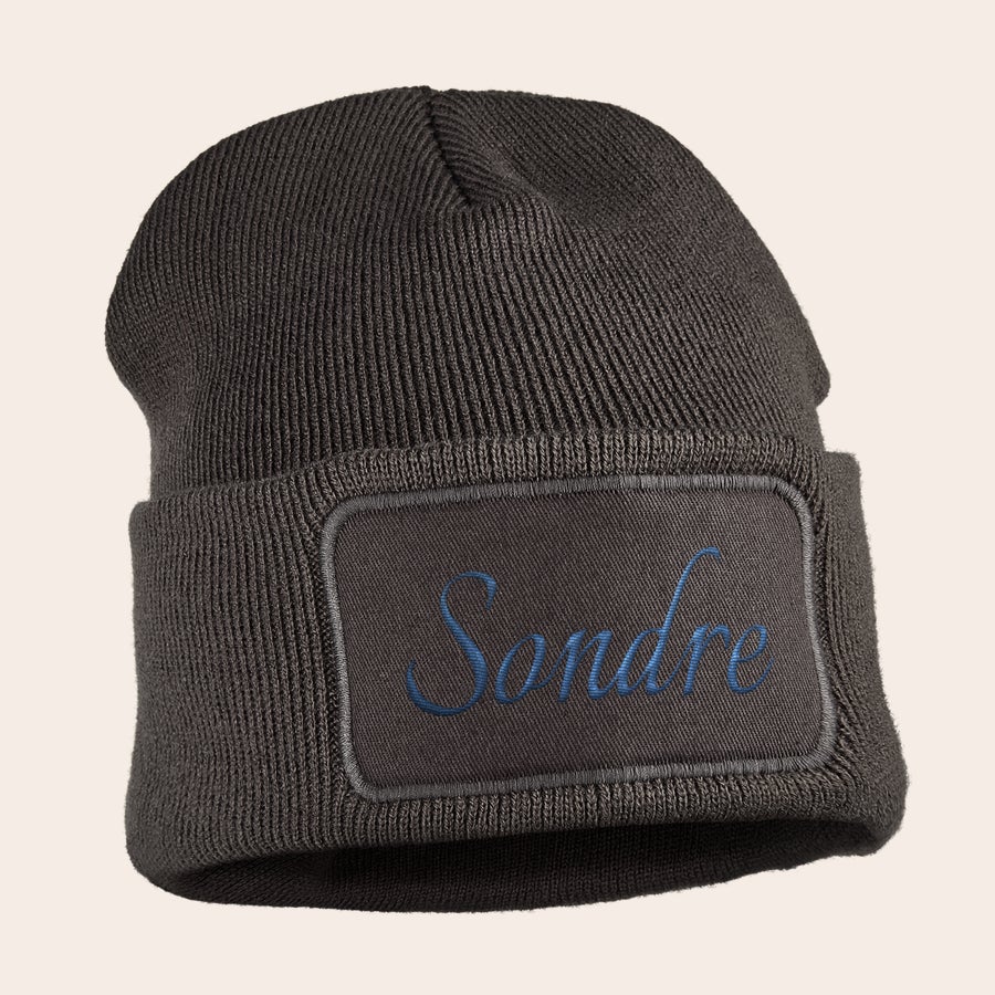 Broderte lue Grå strikket beanie med brodert navn Sondre i blå skrift. Hold de små ørene hyggelige og varme.