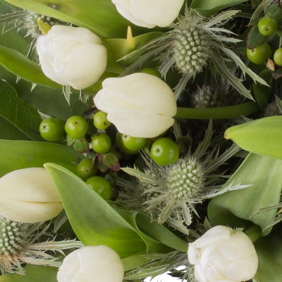 Middelgrote Bloemen – Tulpen boeket met witte tulpen, groene bessen en distels, uniek samen te stellen.