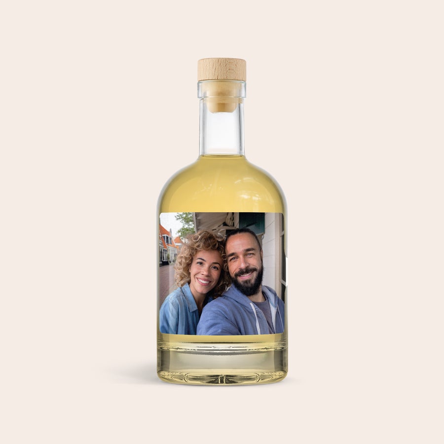 Whisky personalizado Botella de whisky con etiqueta personalizada impresa con foto de pareja sonriente.