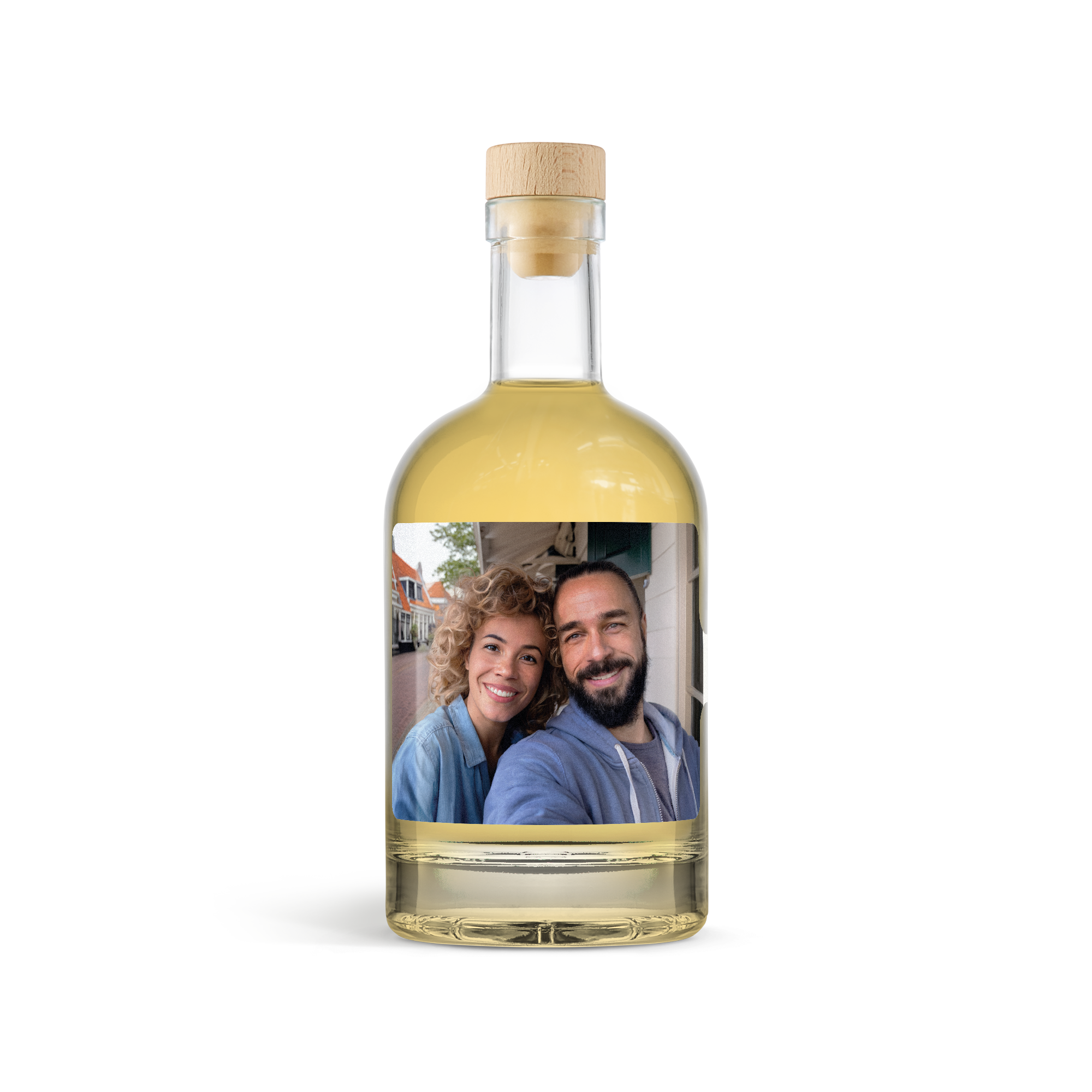 Láhev whisky s individuální etiketou, na které je vytištěna fotografie usměvavého páru, překvapte je lahodnou lahví Whisky.