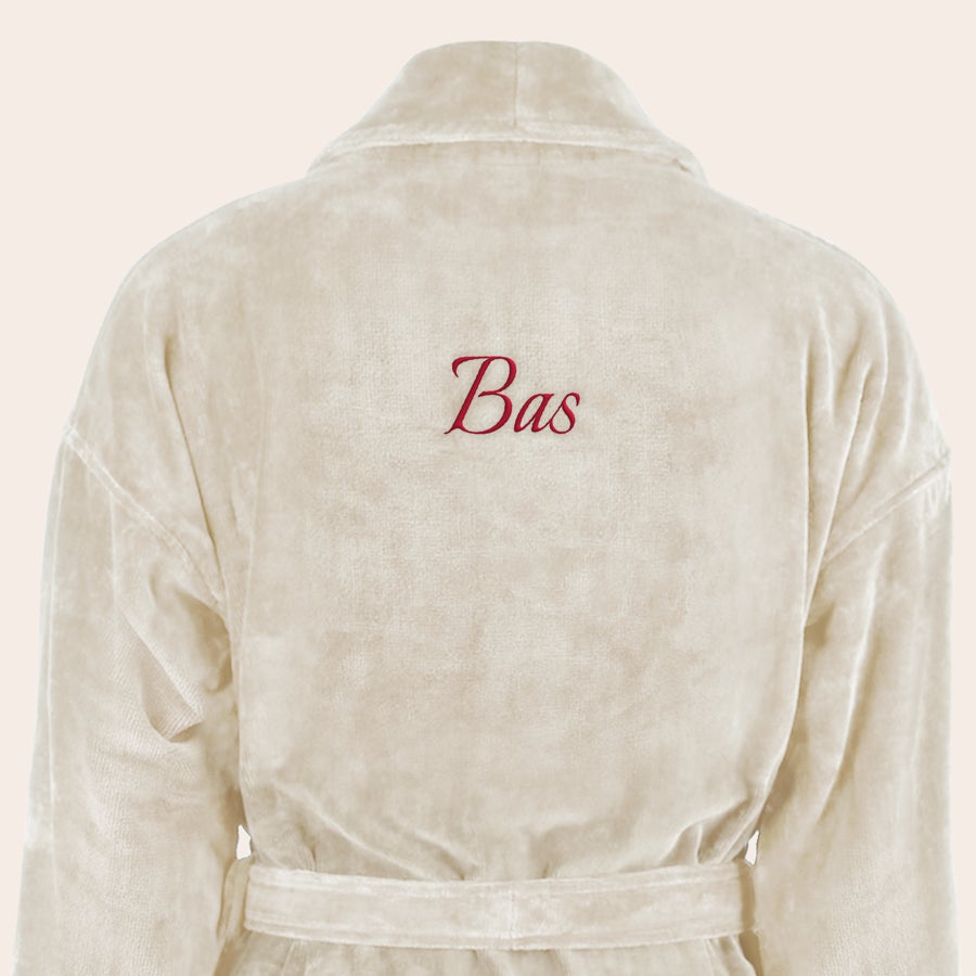 Badjas Heren met naam geborduurd Luxe badstof badjas in beige met de naam Bas in donkerrood op de rug geborduurd.