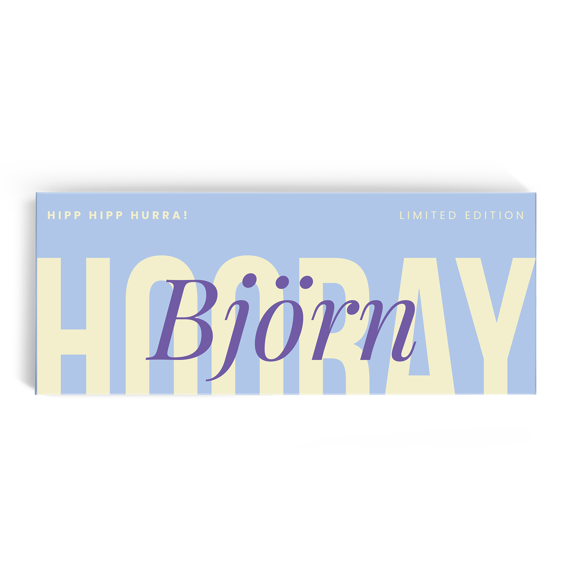 Personaliserad Mega chokladkaka - Ritter Sport - 8 kakor, med en presentförpackning i ljust blått med texten HIPP HIPP HURRA! och LIMITED EDITION samt det anpassningsbara namnet Björn i lila tryckt på.