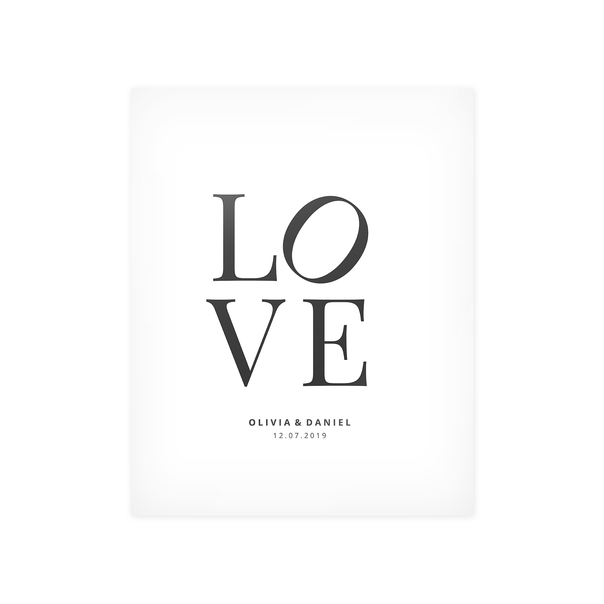Spersonalizowany plakat z napisem LOVE, imionami Olivia & Daniel oraz datą 12.07.2019.