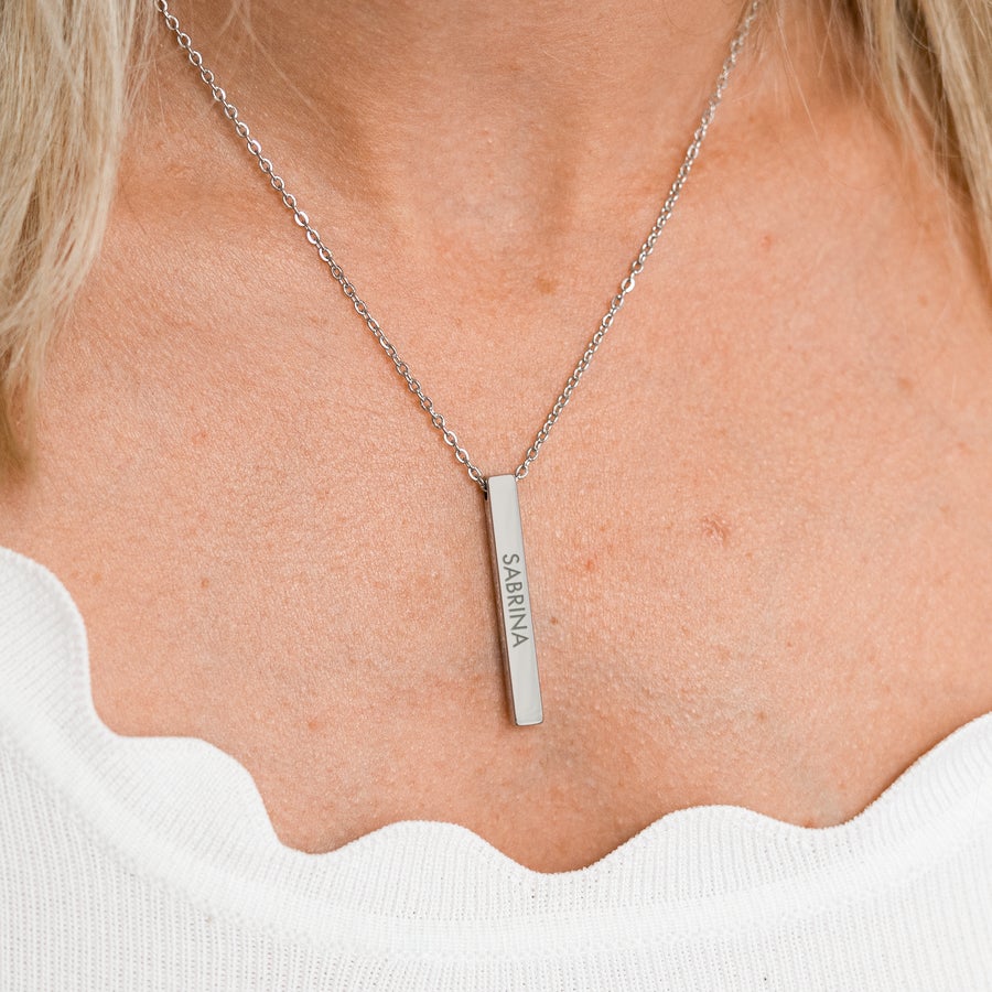 Bar necklace with name
