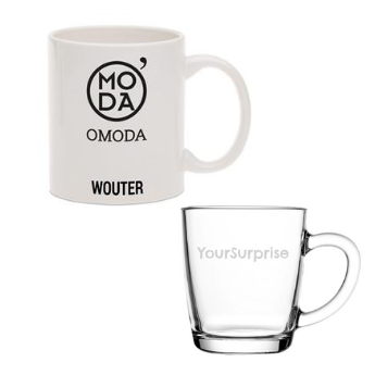 Tasse und Teeglas mit Logo