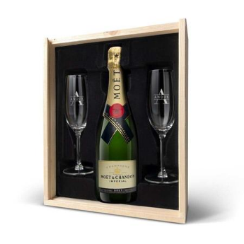 Champagne gift set with engraved champagne flutes