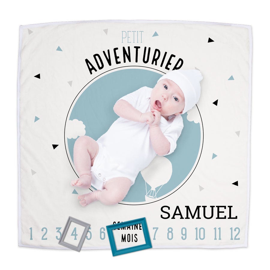 couverture bleue pour bébé avec les étapes de sa vie